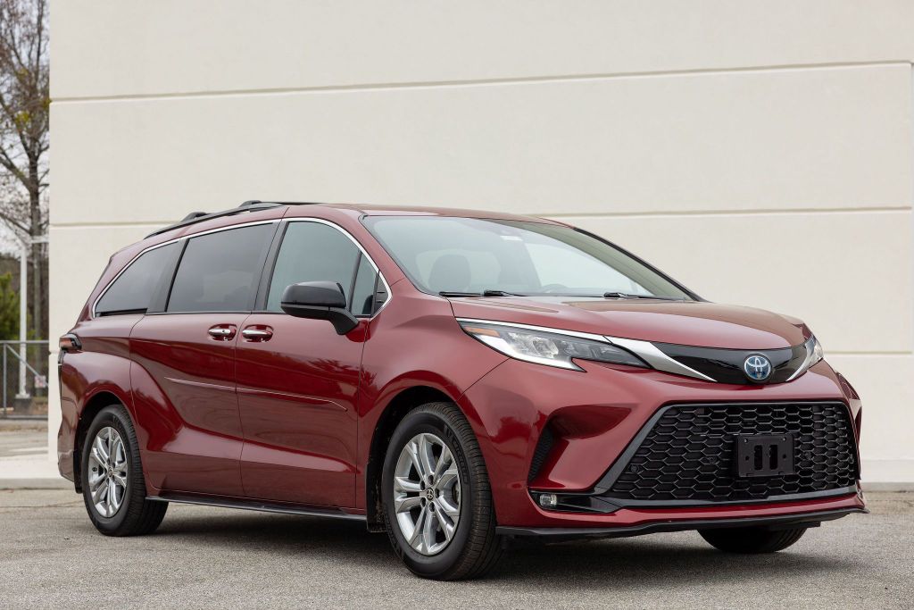 2022 Toyota Sienna XSE's photo