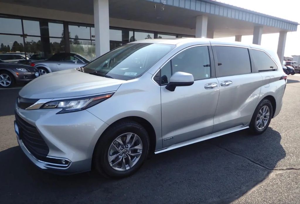 2021 Toyota Sienna XLE's photo
