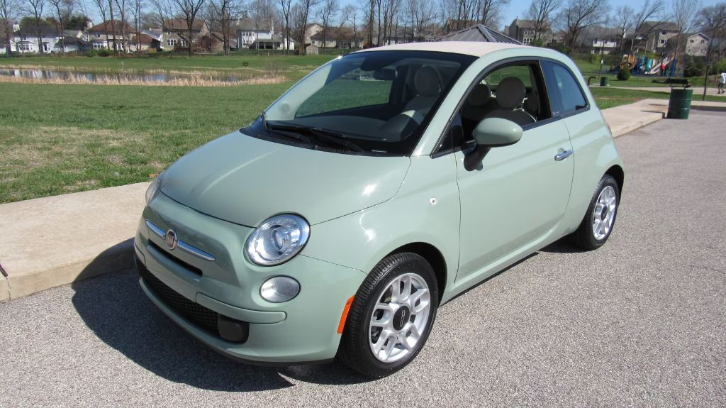 2012 FIAT 500 Lounge's photo