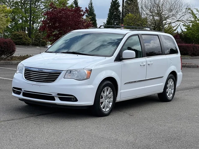 2012 Chrysler Town & Country Touring-L's photo